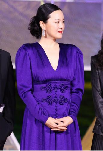 影后咏梅不得不服老,穿小黑裙身材发福明显,不过气质却丝毫不减