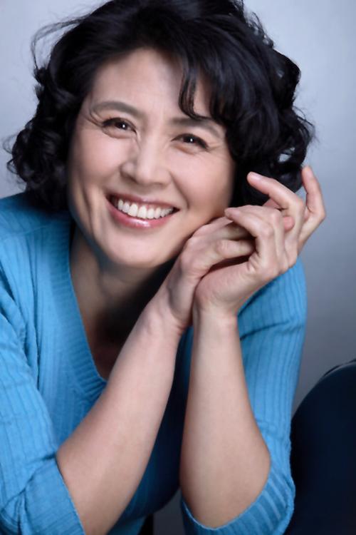 加深对丈夫陈历生猜疑,致使夫妻婚变;电视台主持人简捷患上乳腺癌之后