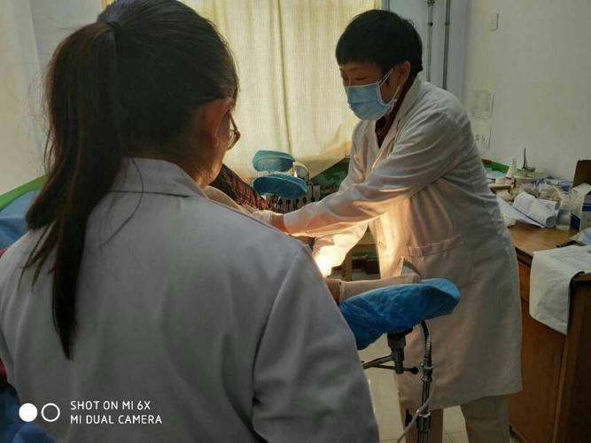 专家孙英在进行妇检工作