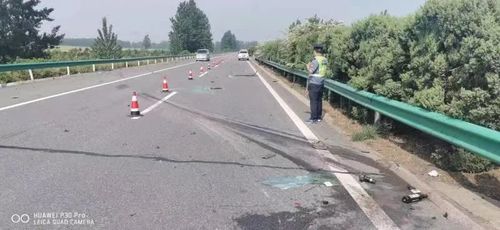 宁洛高速漯河段舞阳往周口方向,面包车追尾大客车,面包车司机受伤严重