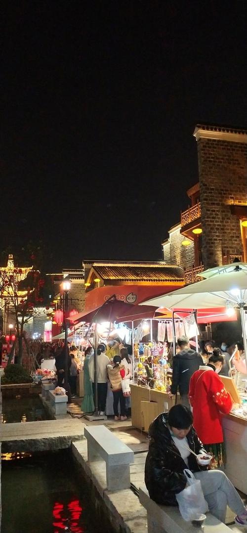 春节期间南昌万寿宫历史文化街区人流如织万人空巷