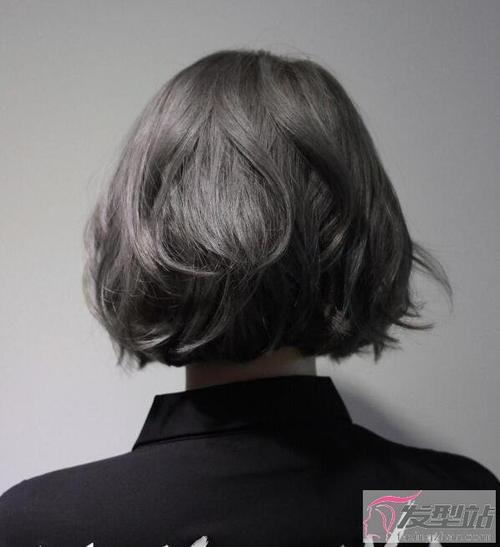雾灰色头发效果图低调时尚2019必染发色