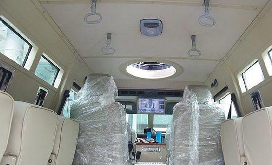 易哥来科普下:装甲车全名叫"剑齿虎防暴装甲车",是由福特f550车改装