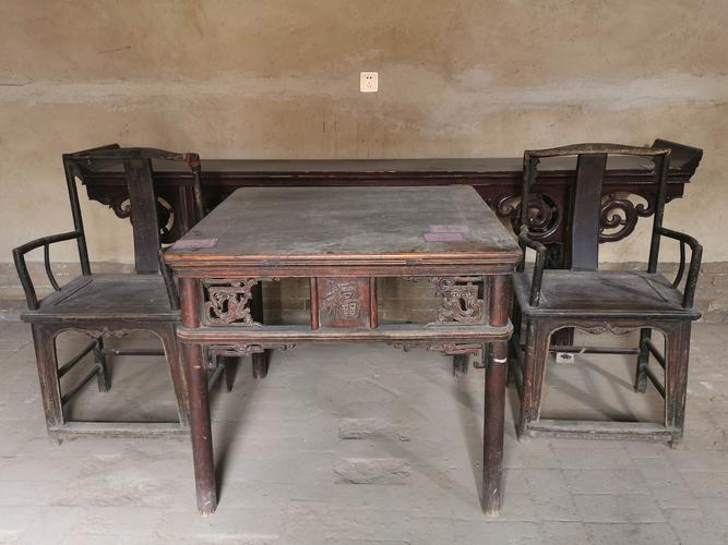 八仙桌,太师椅,还有很多年前的那种条案.