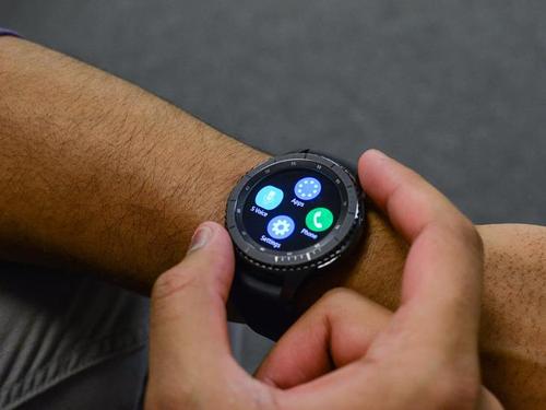 搭载tizen系统的三星galaxy gear s3智能手表