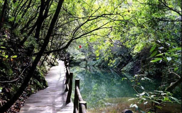 游玩线路: 房县县城—野人洞旅游区—野人谷旅游区—神农峡·岩屋沟