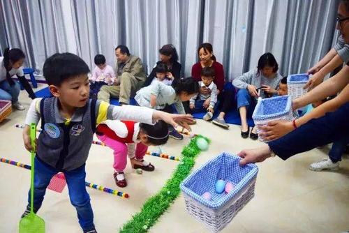 复活节活动中,小朋友们在活动师的带领下进行彩蛋游戏