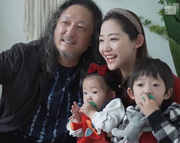 如果大家看过万千惠和三宝的日常,就会发现这夫妻二人的互动确实非常