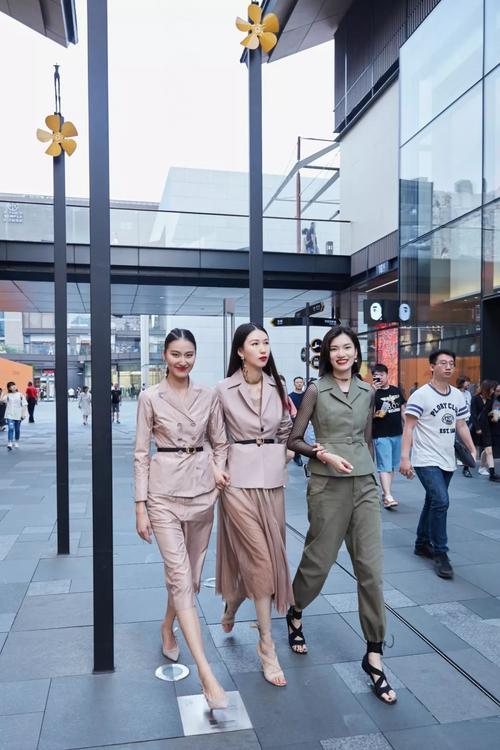 dior在成都建了9米高的机器人,把黄景瑜,向佐,郭碧婷都吸引来了!