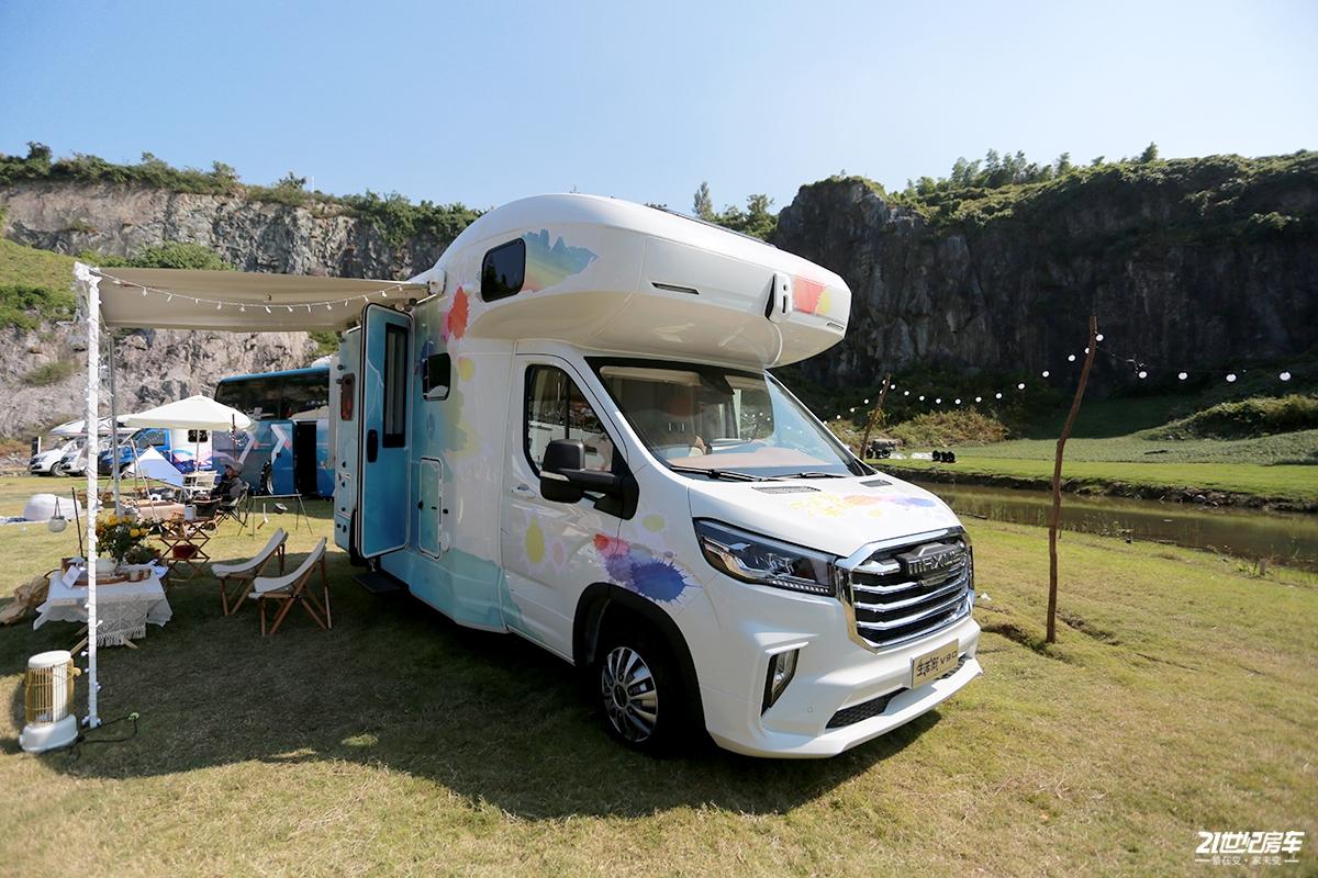 抢先实拍上汽大通发布首款双拓展生活家v90房车