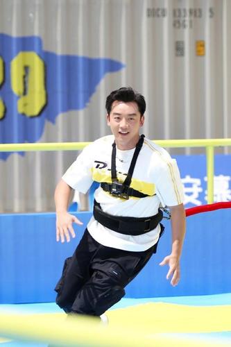 郑恺获跑男100期全勤奖,苗苗挺孕肚陪老公领奖,后台合影超亲密