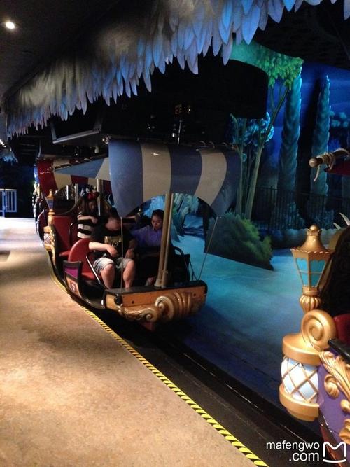 小飞侠天空奇遇,特色是悬挂着的轨道,所以有飞翔的感觉,场景好漂亮.