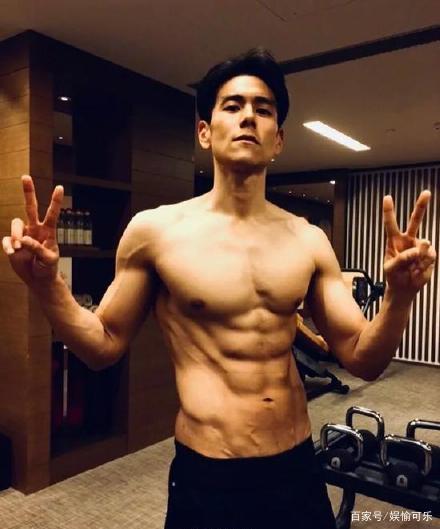 王嘉尔杂志大秀鲨鱼线,男明星好身材盘点,行走的荷尔蒙