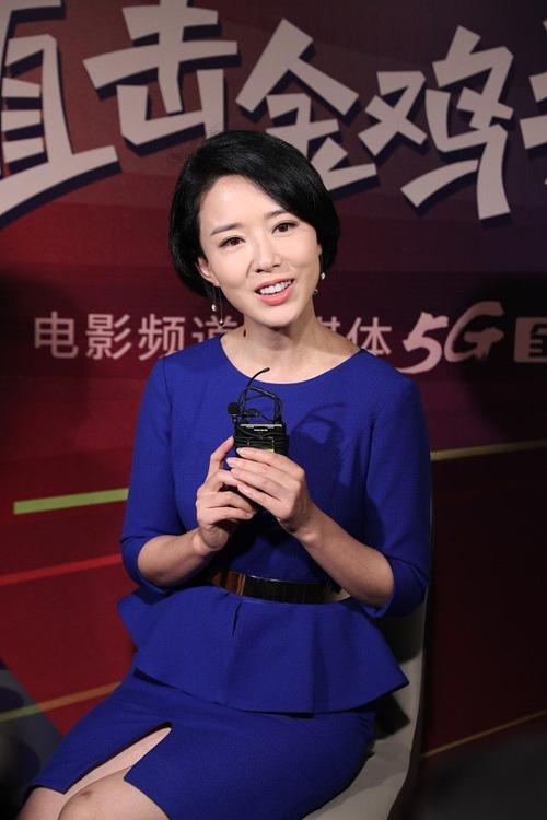 颜丹晨气质羞涩,显肉抹胸裙上罩清透网纱,"椰汁肌"有年轻光泽