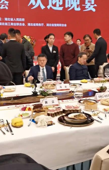 马云现身活动,看到他吃的东西,网友:估计一口也吃不起