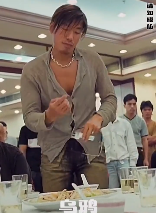 张耀扬郑浩南同框!两大"古惑仔"跷二郎腿霸气对视,越老越面善