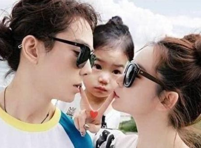 李承铉立马反驳,一旁的戚薇笑的眼都没了