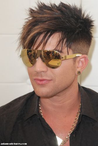 展开全部 个人更喜欢当爷这个发型,不知道能不能叫阴阳头.