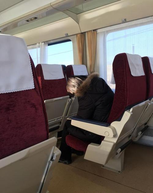 不同于普通绿皮车内部一排5人的布局,y510次列车内部为一排4人座位