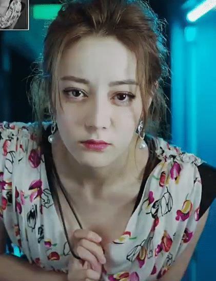 迪丽热巴弯腰自拍,她的"防光"手势火遍全网,娱乐圈女星学学吧