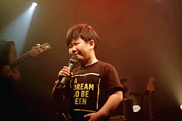 只用了33天,8岁失明的小鼓手开了第一场演唱会,唱哭了