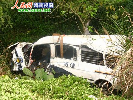 海南东线高速警车翻车1死5伤(组图)_今日惠州网
