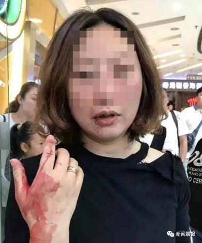 【战斗值爆表】上海女子游戏厅内用拳头猛击被打女脸部数十拳,孩子就