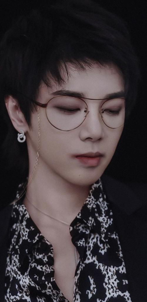 有哪些好看的华晨宇照片(无水印的)?