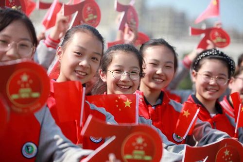 江苏扬州逾千名学生排成70字样齐声同唱歌唱祖国