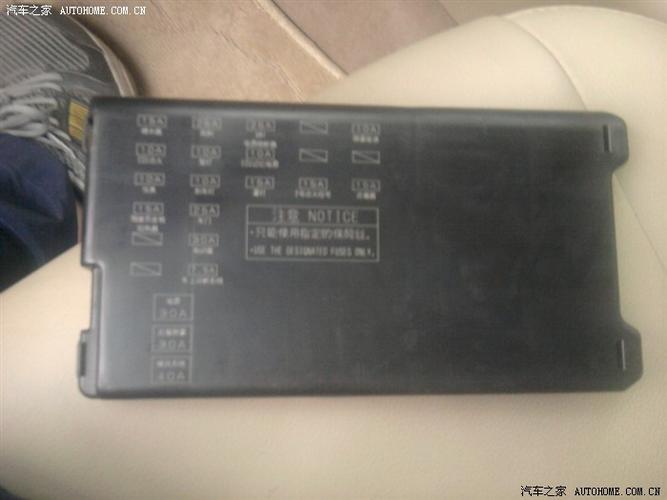【图】终于拆下方向盘下面的保险盒盖子了_花冠论坛