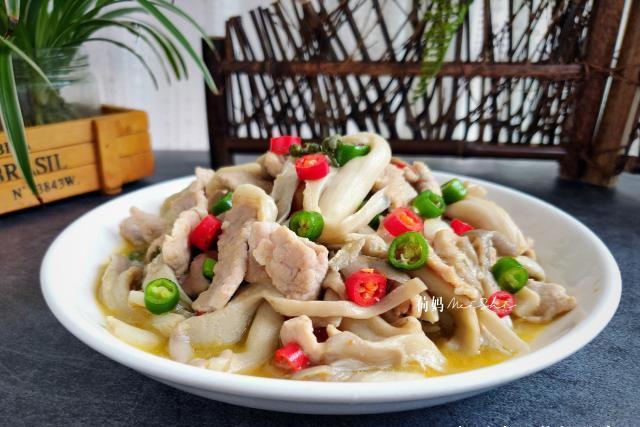 平菇炒肉片盖浇饭