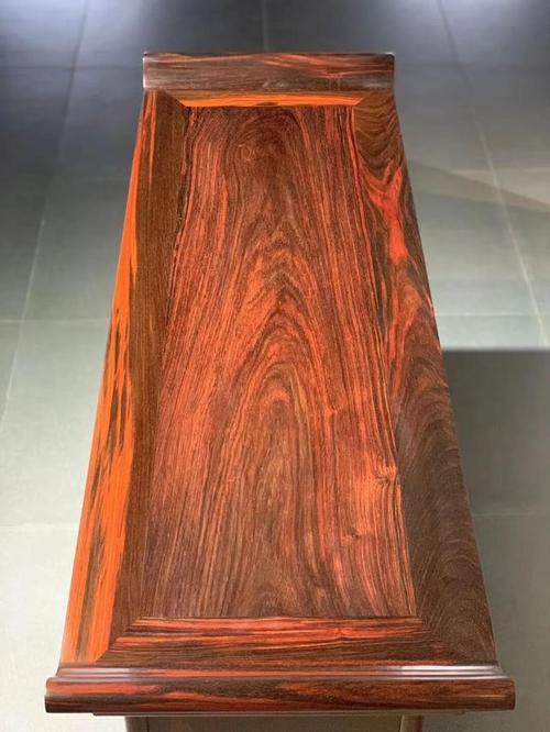 一款全独板的老挝大红酸枝二联橱成品了,纹理超漂亮