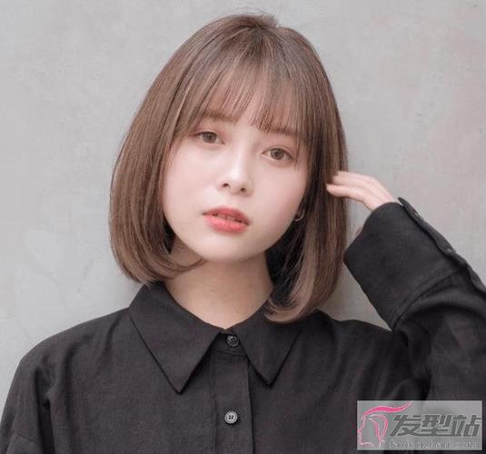 位置:>发型站>女生发型>女生短发> 学院风的短发发型人气很高,清新