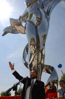 我赠给法国的世界和平女神像在诺曼底揭幕(图)