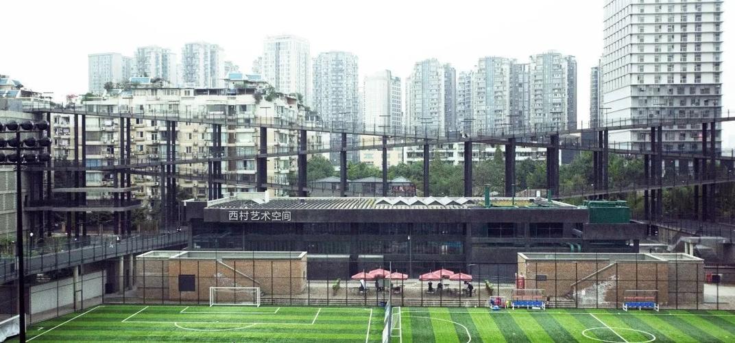 站在屋顶俯瞰整个西村,充满现代感的空中跑道下,西村艺术空间显得