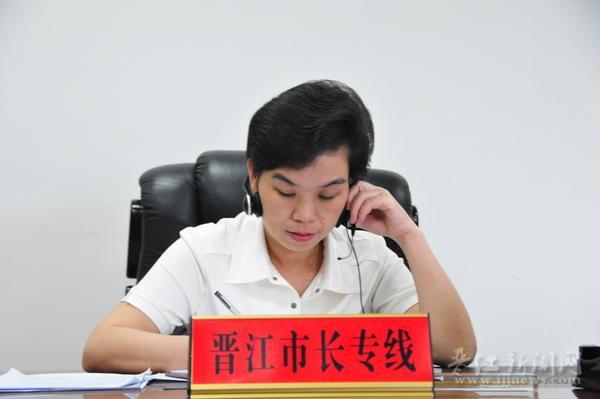 晋江磁灶镇镇长黄延艺接听市长专线