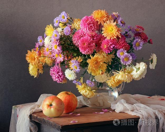 一束菊花和苹果秋季静物