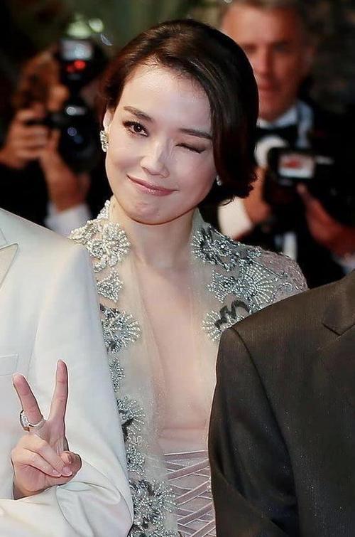 44岁舒淇放得开!深v透视裙大秀丰满身材,不愧是模特出身