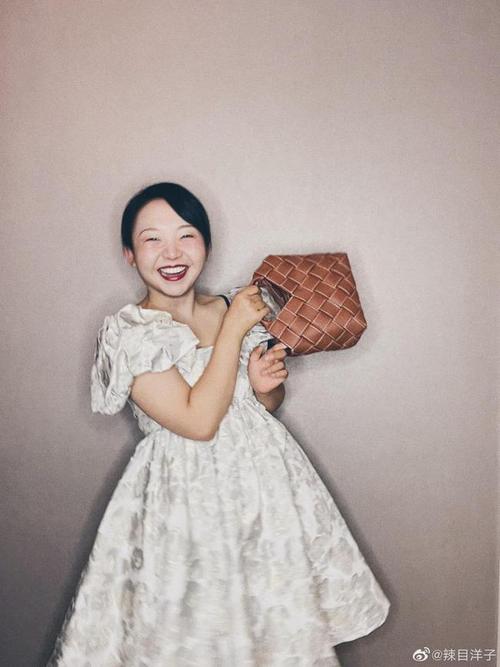 胖女孩怎么拍照好看辣目洋子亲自示范