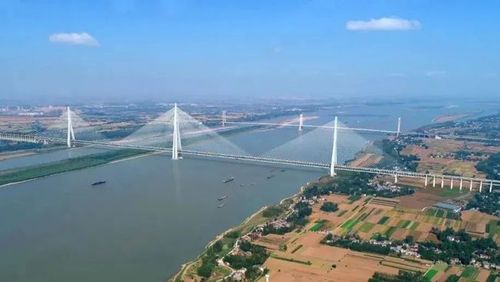 马鞍山公铁两用长江大桥,作为 巢马城际铁路的控制性工程,大桥采用