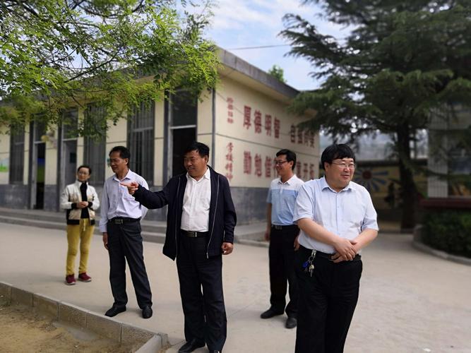 2019年5月15日,平邑县教育体育局领导到白彦镇各完小指导工作
