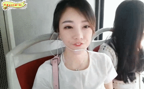 动图:斗鱼一姐冯提莫巴士直播 嘟嘴卖萌清纯惹人爱