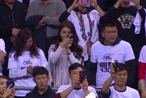 cba辽宁夺冠,郭艾伦女友当场哭花了妆,二人亲密互动