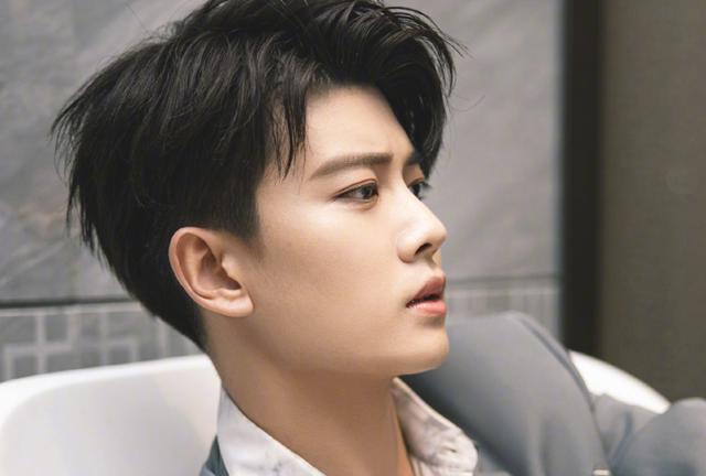 任嘉伦高清写真精选,面容白皙,五官立体