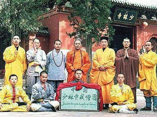 虽然苦,但张淑武并没有离开少林寺,他成为了河南嵩山少林寺第32代弟子