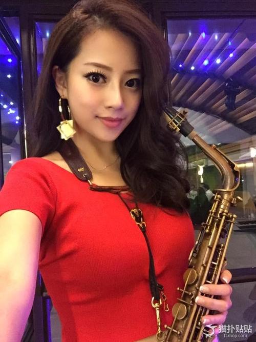美女同事年会演奏萨克斯风 你们公司还招人吗?
