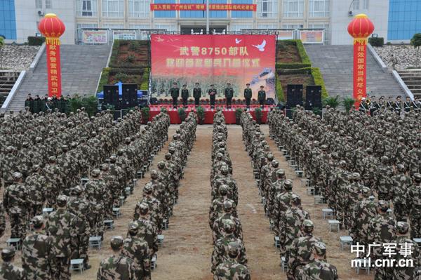 12月11日上午9时整,武警某部隆重举行仪式,热烈欢迎首批入营新兵