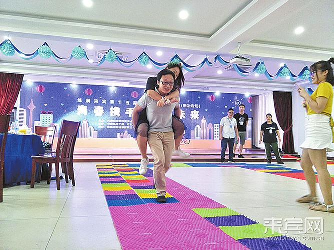 男青年背着女青年在指压板快跑.