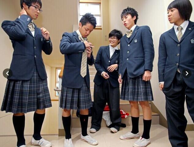 日本高中"性别交换日" 男生穿裙子感慨腿冷