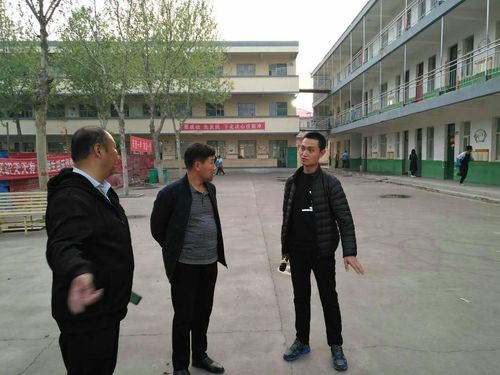听章里集校区来晨生校长   李秀芳主任介绍情况